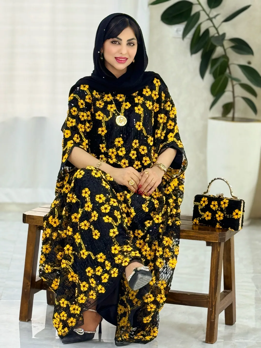 عبایه مجلسی طرح گل زرد